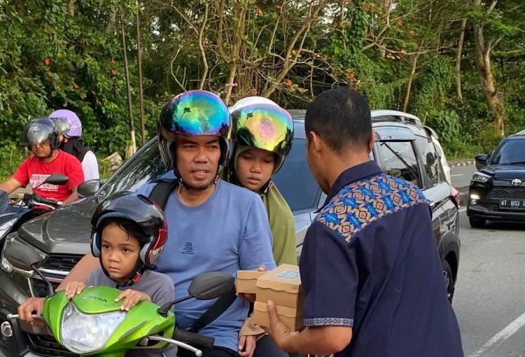 Semarak Ramadan, LDII Belimbing Bontang Bagikan Ratusan Takjil