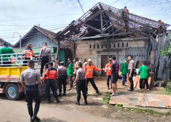 Pemuda LDII dan Senkom Klaten Bantu Pemulihan Usai Puting Beliung