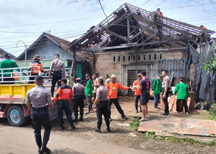 Pemuda LDII dan Senkom Klaten Bantu Pemulihan Usai Puting Beliung