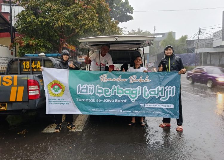 Hujan Deras Tak Surutkan Semangat LDII Kota Bandung Bagikan Ribuan Takjil Gratis