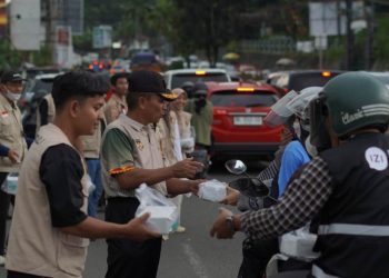 Bersama Polda Lampung, LDII Bagikan 3.000 Paket Takjil bagi Pengendara