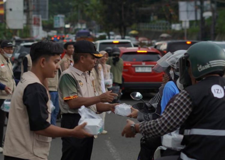 Bersama Polda Lampung, LDII Bagikan 3.000 Paket Takjil bagi Pengendara