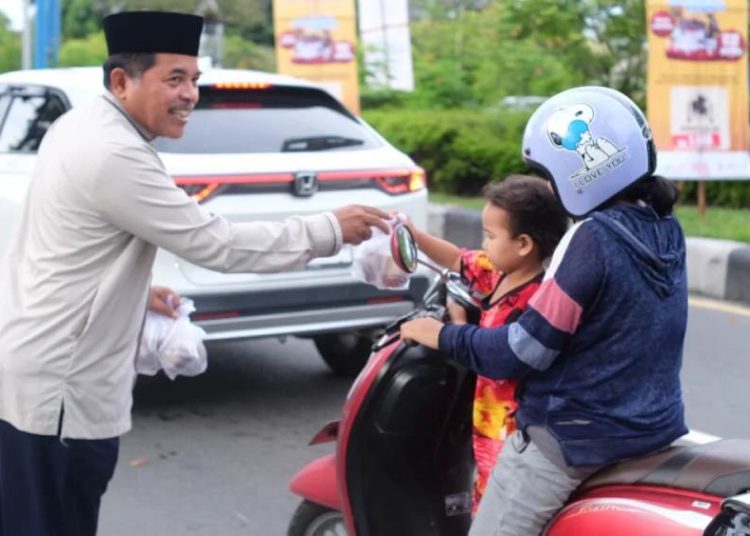 Bakti Sosial Ramadan, LDII Palangka Raya Bagi Takjil Gratis untuk Warga