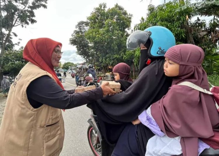 LDII Kota Parepare Bagikan Takjil Gratis Bagi Pengendara