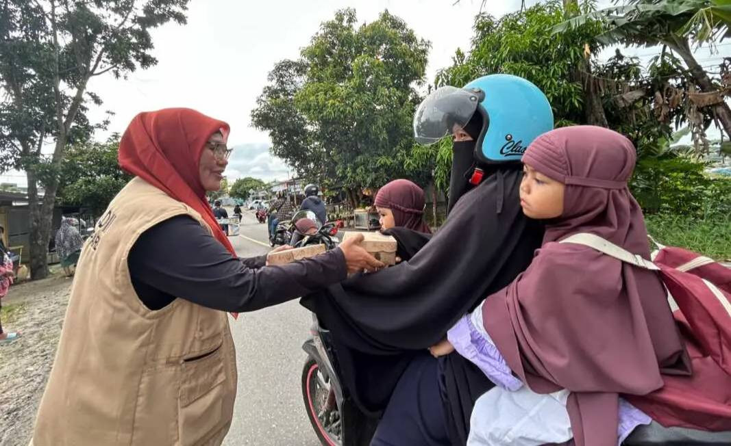 LDII Kota Parepare Bagikan Takjil Gratis Bagi Pengendara