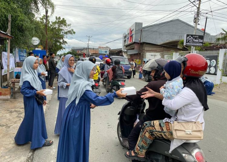 LDII Sulteng Bagi Takjil Gratis Kepada Masyarakat
