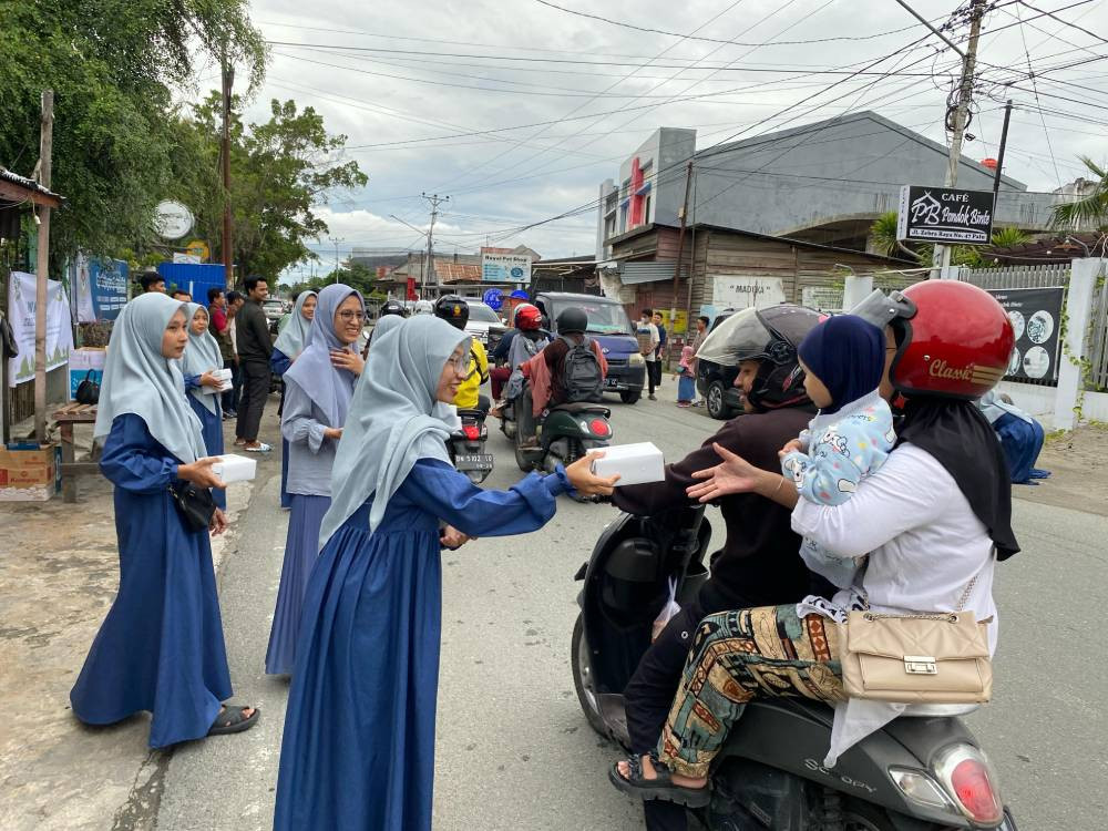 LDII Sulteng Bagi Takjil Gratis Kepada Masyarakat
