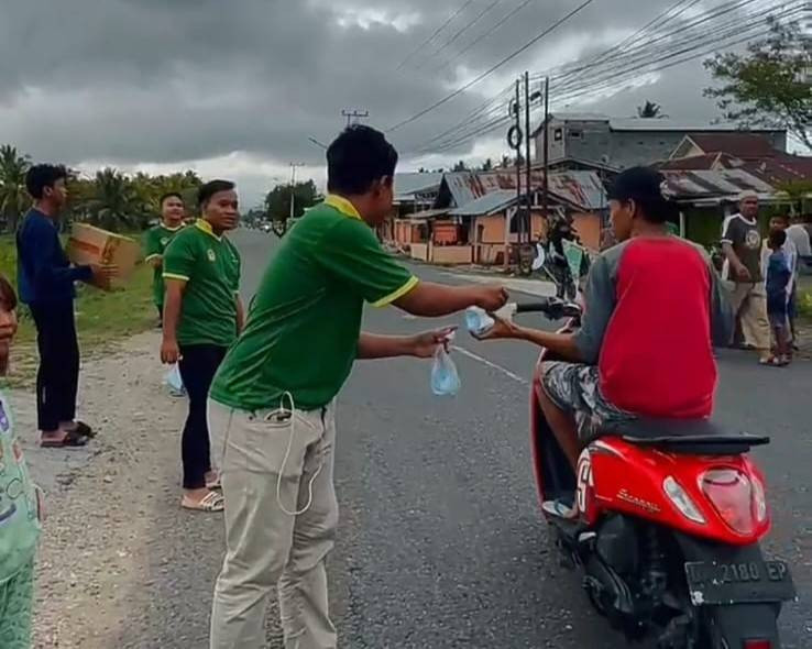 Warga LDII Tabongo Tingkat Ibadah dengan Berbagi Takjil