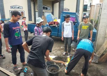 Sambut Ramadan, Santri Ponpes Sabilurrosyidin Gotong Royong Bersihkan Lingkungan