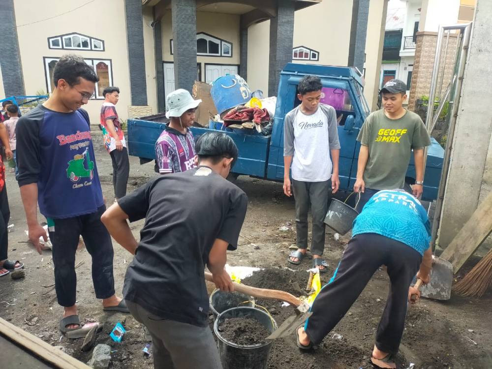 Sambut Ramadan, Santri Ponpes Sabilurrosyidin Gotong Royong Bersihkan Lingkungan