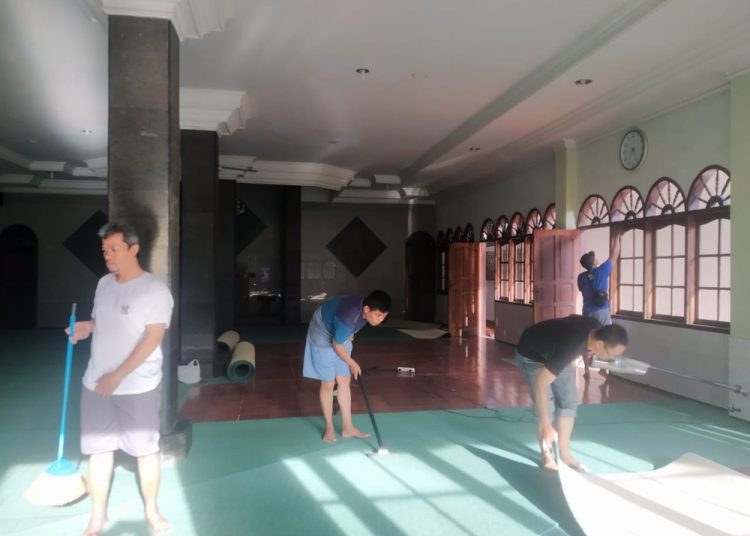 Sambut Ramadhan, PAC LDII Maleber Gelar Solidaritas Membersihkan Masjid