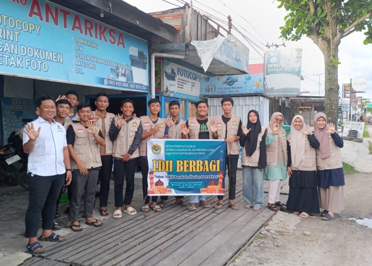Remaja LDII Kotim Berbagi Takjil, Raih Berkah Bulan Ramadan