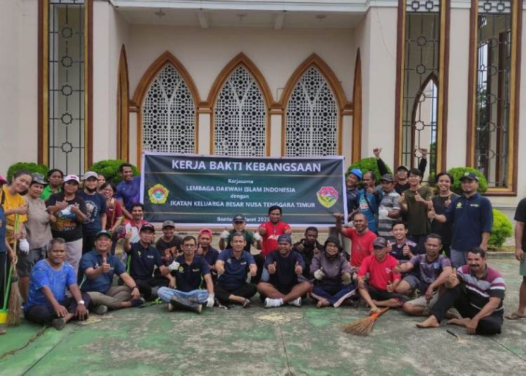 PC LDII Bontang Barat dan Ikatan Keluarga Besar NTT Bontang Rajut Toleransi Melalui Kerja Bakti