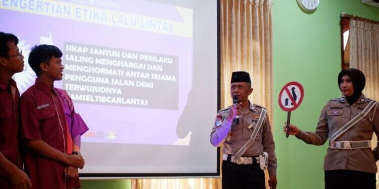Polres Kediri Gandeng Ponpes Wali Barokah Edukasi Santri Tertib Berlalu Lintas