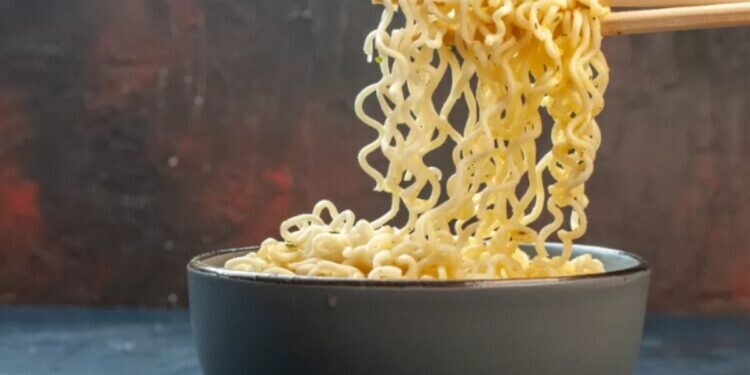 Ini Risiko Kesehatan Jika Terlalu Sering Makan Mi Instan!