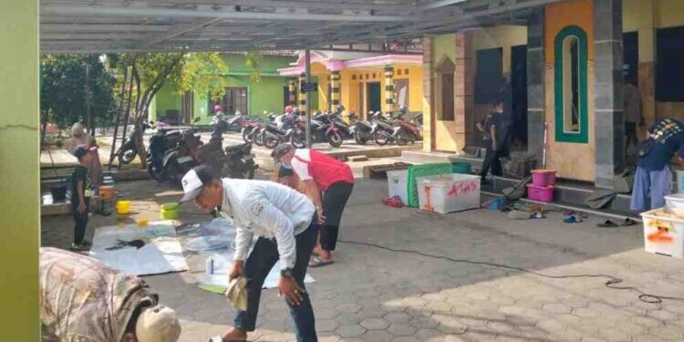 Komunitas RRM Kudus dan LDII Mejobo Galang Aksi Bersih-Bersih Masjid Arrokhimi