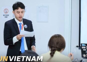 Kenalkan Batik Luwu, Santri PPM Al-Mukhlis Raih Penghargaan IMUN Hanoi 2025