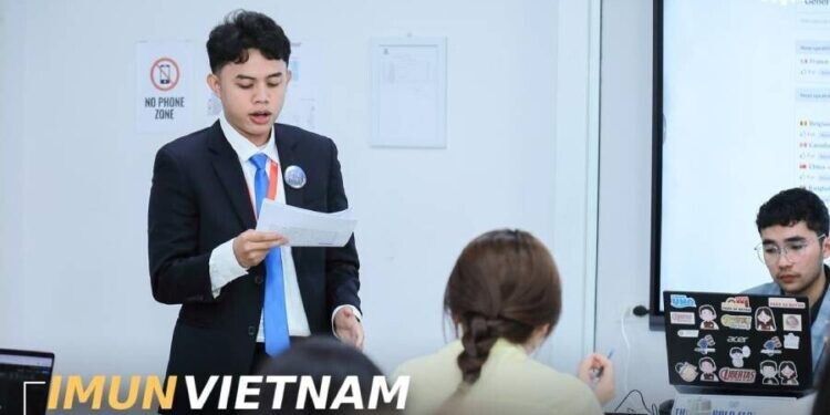 Kenalkan Batik Luwu, Santri PPM Al-Mukhlis Raih Penghargaan IMUN Hanoi 2025