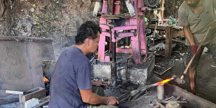 Puluhan Tahun Warga LDII Lestarikan Tradisi Pandai Besi di Majene