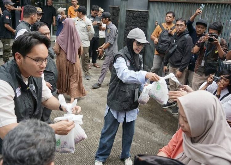 Ida Royani dan Kenan Nasution Bagi-Bagi Kurban untuk Warga di DPP LDII