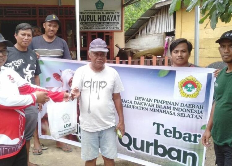 Berkah Kurban, LDII Desa Torout Berbagi Daging ke Masyarakat Minahasa Selatan