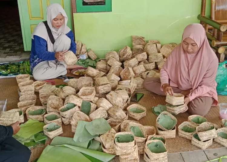 Kurban Ramah Lingkungan, LDII Kec.Cerbon Bagikan Daging Gunakan Besek Anyaman Bambu