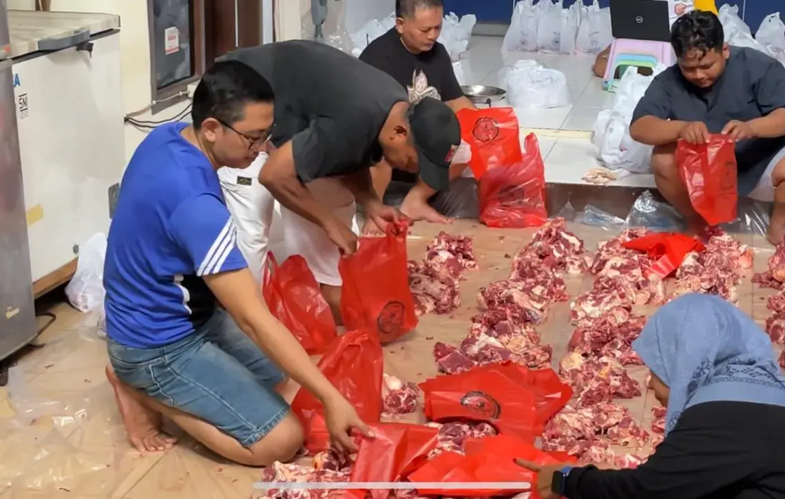 Giatkan Menabung, Majelis Taklim Baitul Lu’lu’a Adakan Kurban dan Pembagian Pada Warga