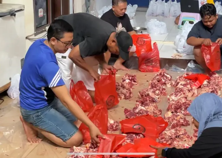 Giatkan Menabung, Majelis Taklim Baitul Lu’lu’a Adakan Kurban dan Pembagian Pada Warga