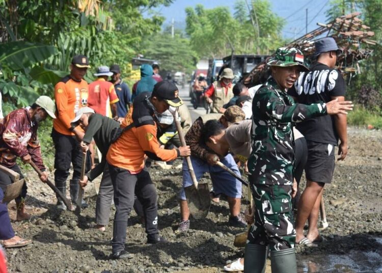 Sambut HUT Bhayangkara ke-79, Polsek dan LDII Lamasi Gelar Kerja Bakti