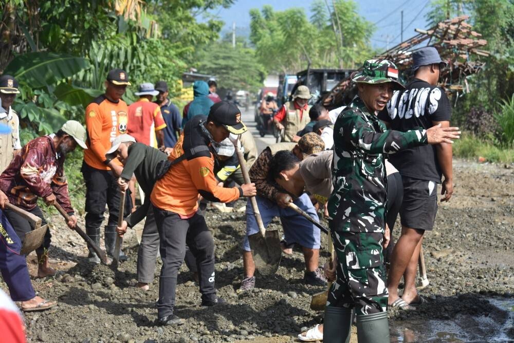 Sambut HUT Bhayangkara ke-79, Polsek dan LDII Lamasi Gelar Kerja Bakti