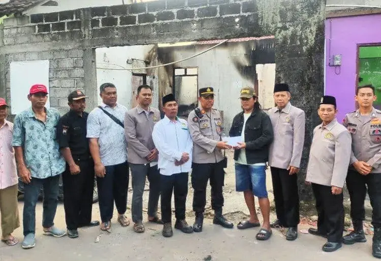 Tingkatkan Kepedulian Sesama Warga, LDII dan Polsek Prambanan Bantu Korban Kebakaran