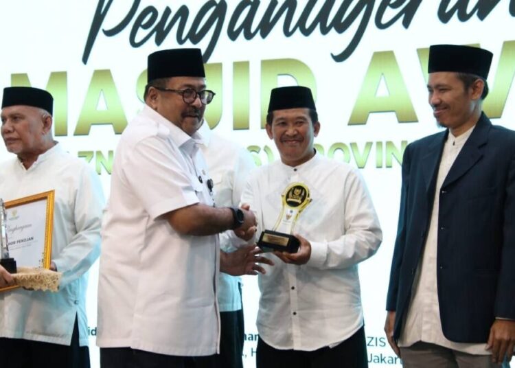 Wagub Rano Karno Serahkan Penghargaan Masjid Ramah Pemuda pada Masjid Baitul Fattah