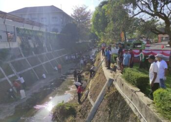 Warga LDII Semin dan DLH Gunungkidul Bersihkan Sungai Wonosari