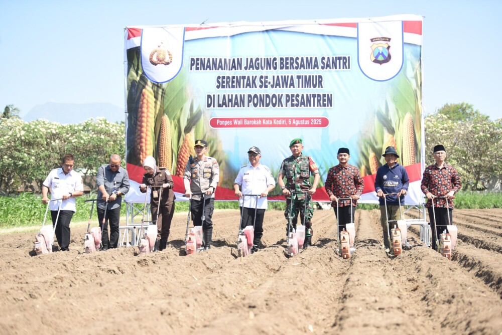 Ponpes Wali Barokah & Polres Kediri Kota Tanam Jagung Dukung Ketahanan Pangan