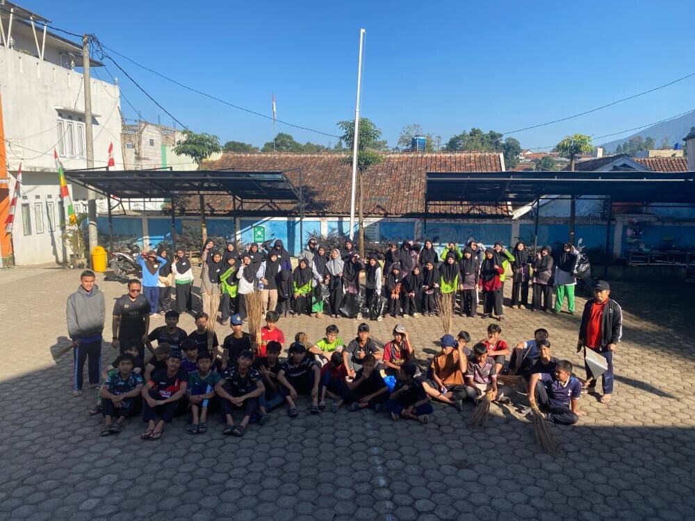 SMP Nurul Ilmi Boarding School Helat Kerja Bakti Nasional LDII 2025 Bersama Siswa