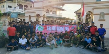 Sambut HUT ke-80 RI, Ratusan Santri Ponpes Tawakkal Laksanakan Kerja Bakti Lingkungan