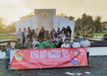 Gelorakan Semangat Gotong Royong, LDII Bangkalan Bersihkan Taman Makam Pahlawan