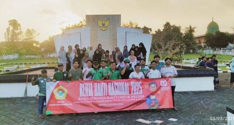 Gelorakan Semangat Gotong Royong, LDII Bangkalan Bersihkan Taman Makam Pahlawan