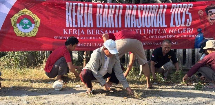 Meriahkan HUT RI, LDII Gersik Berpartisipasi dalam Kerja Bakti Nasional