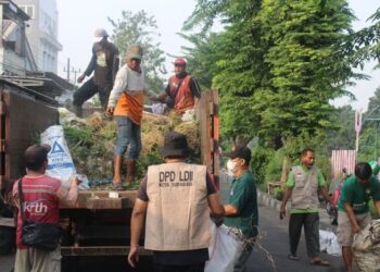 LDII Jatim Bersama DLH Surabaya Gotong Royong Bersihkan Bantaran Sungai Kali Tebu