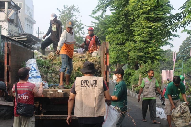 LDII Jatim Bersama DLH Surabaya Gotong Royong Bersihkan Bantaran Sungai Kali Tebu