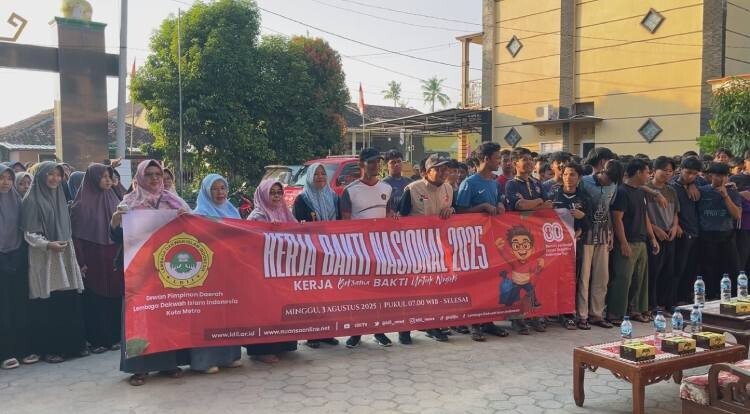 HUT ke-80 RI, LDII Kota Metro Gotong Royong Bersihkan Lingkungan Bersama Camat dan Lurah