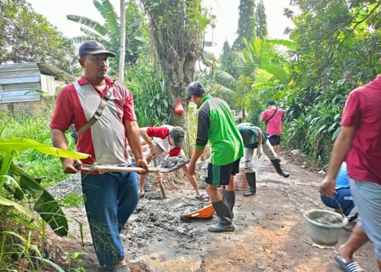 Kerja Bakti Nasional LDII Sasakpanjang Bogor Perbaiki Jalan Rusak