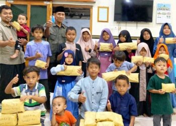 Para Murid TPQ Nurul Huda Troketon Terima Hadiah Lomba HUT ke-80 RI