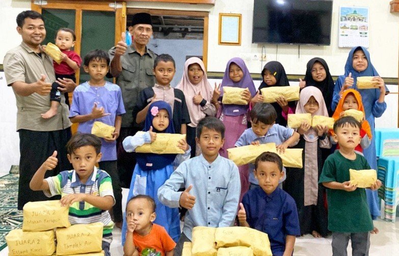 Para Murid TPQ Nurul Huda Troketon Terima Hadiah Lomba HUT ke-80 RI