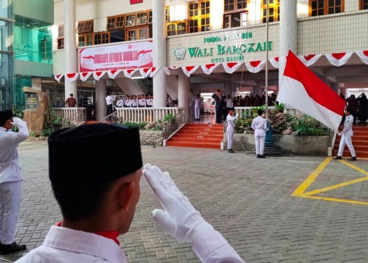 Ribuan Santri Ponpes Wali Barokah Kediri Ikuti Upacara Bendera HUT RI