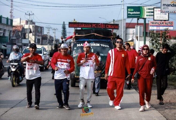 Sekdes Sukadami Apresiasi Karnaval PC LDII Cikarang Selatan di HUT ke-80 RI