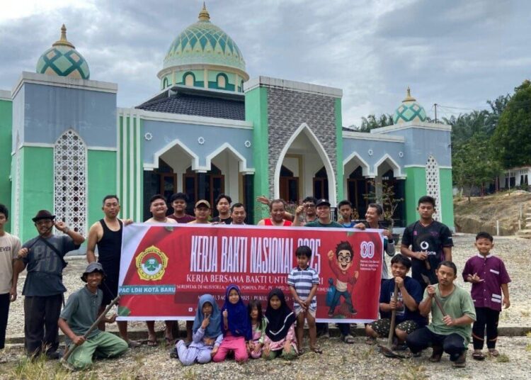 Sambut HUT ke-80 RI, LDII Rokan Hulu Laksanakan Kerja Bakti Lingkungan