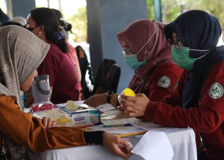 Kerja Sama dengan Ponpes Minhajurrosyidin, Puskesmas Cipayung Gelar Skrining Kesehatan