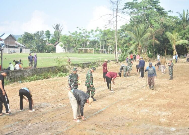 TNI dan LDII Lamasi Gotong Royong Bersihkan Lapangan dan Siapkan Lahan Pertanian
